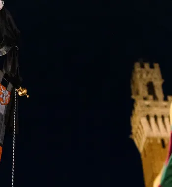 Il Drappellone del Palio del 2 luglio 2022, dipinto da Emma Sergeant in Piazza del Campo con la Contrada del Drago