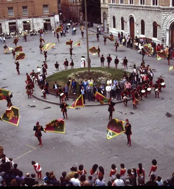 Sbandierata della Comparsa della Contrada del Drago in Piazza Matteotti