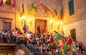 La sede della Contrada del Drago dopo la Vittoria del Palio, Foto Studio Marco Donati