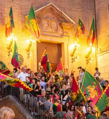 La sede della Contrada del Drago dopo la Vittoria del Palio, Foto Studio Marco Donati